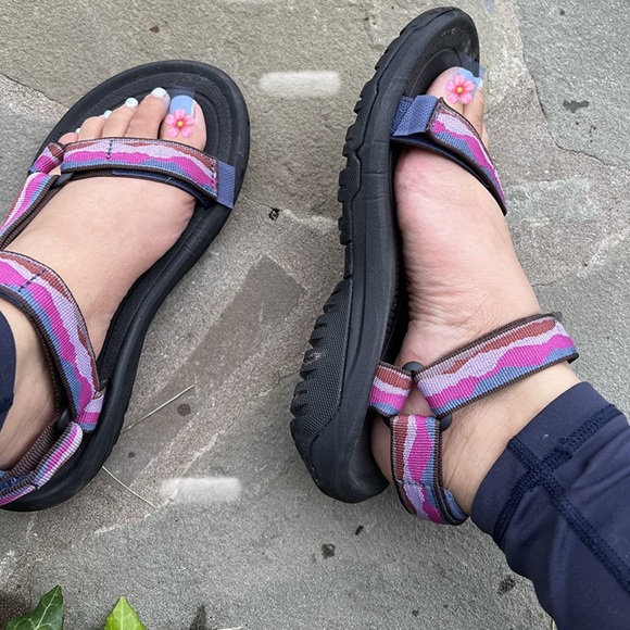 🔵”NWOT” Teva Pink & Black XLT2 Adjustable Strap Sandals - Picture 4 of 9